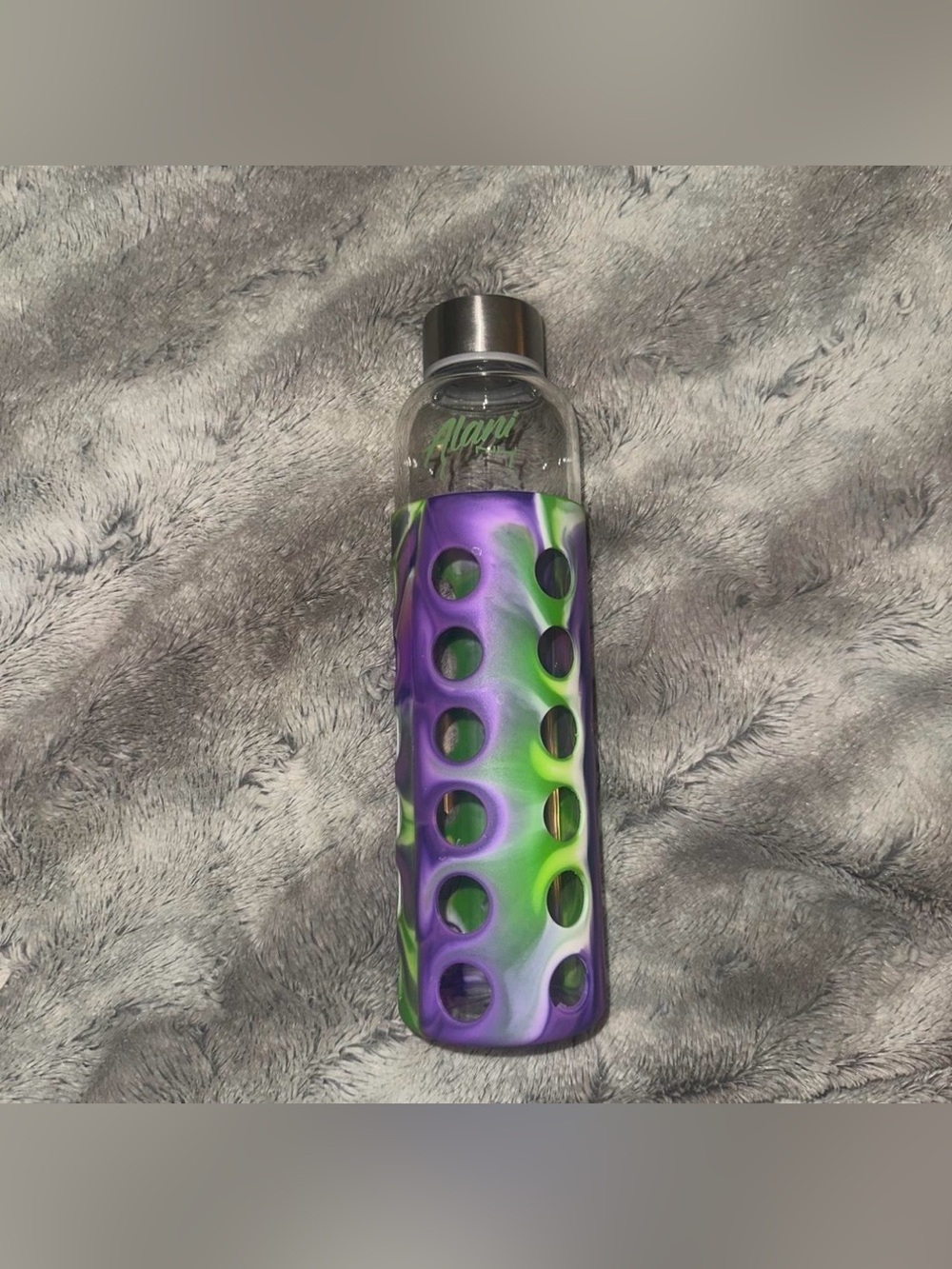 LIKE NEW ‘Alani Nu’ purple and green glass water bottle